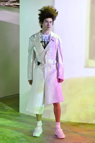 Look 18